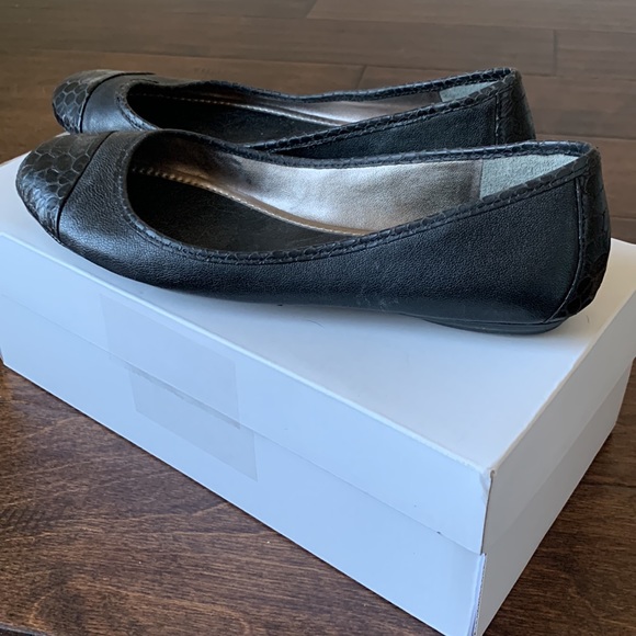 BANANA REPUBLIC Leather Snakeskin Detail Flats - Picture 6 of 16